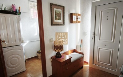 Amplio bungalow con piscina y pista de tenis comunitarios al lado del club de Golf.